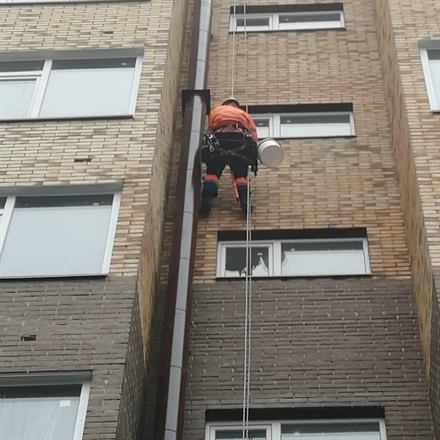 Смонтированный дымоход из нержавеющей стали на объекте — работа ТВК