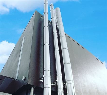Смонтированный дымоход из нержавеющей стали на объекте — работа ТВК